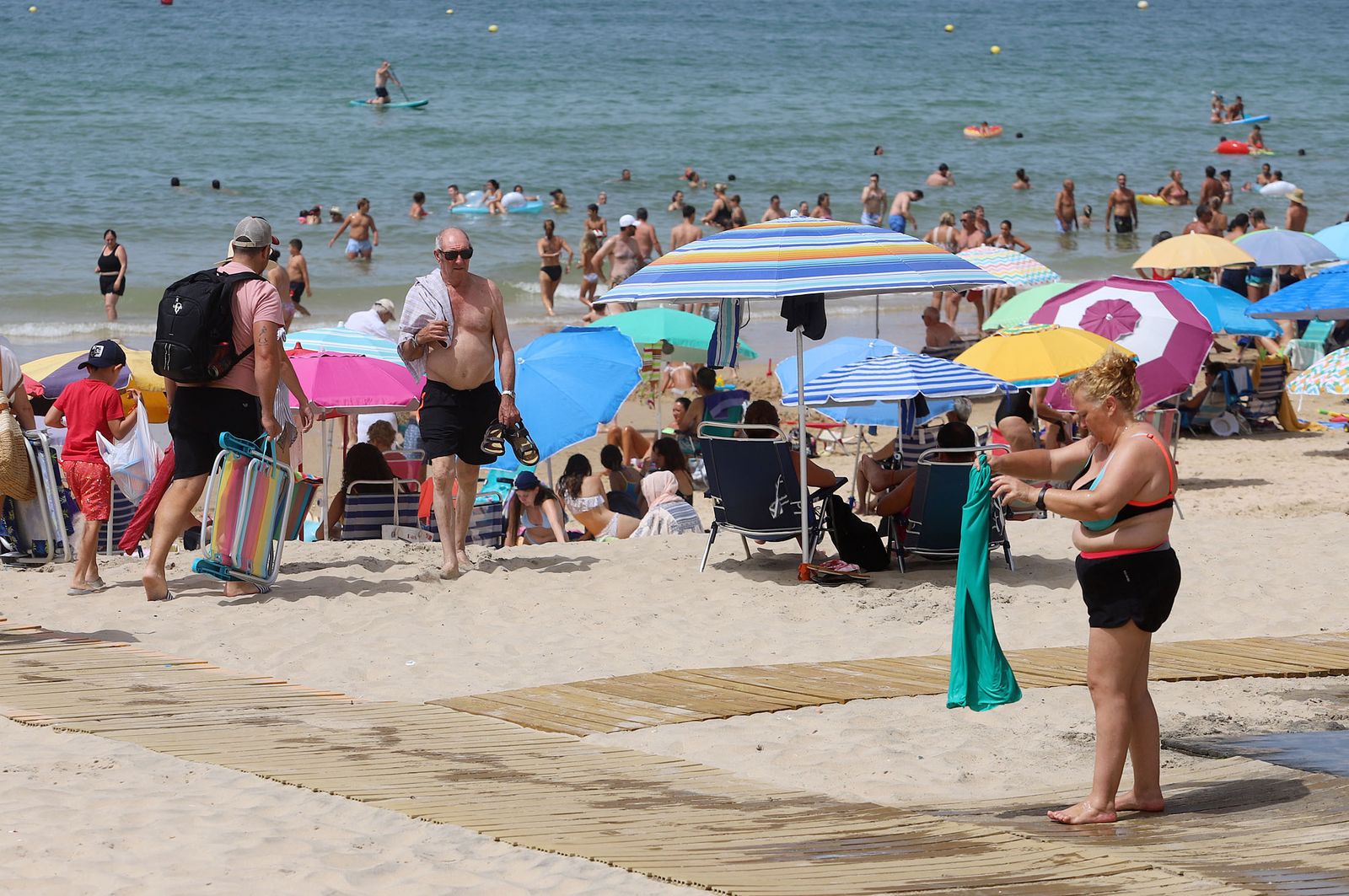 Imágenes del caluroso fin de semana en las playas de Huelva