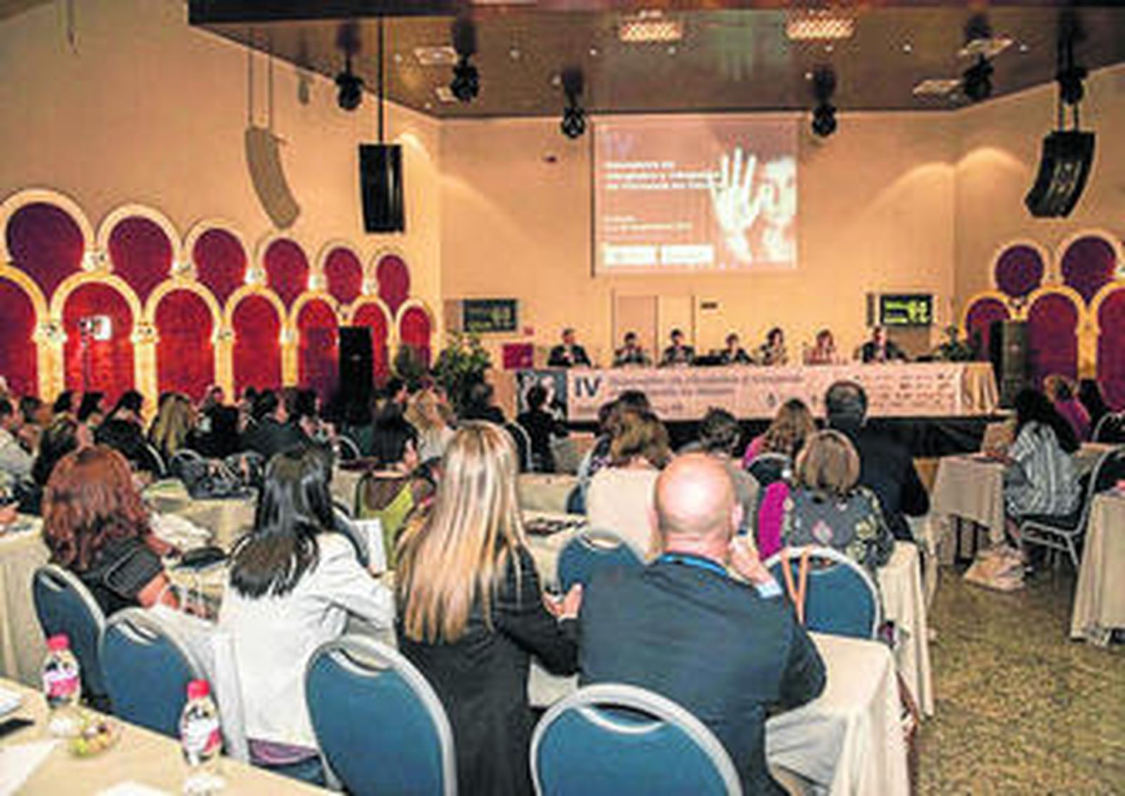 La mesa inaugural presidida por los diferentes representantes al acto.