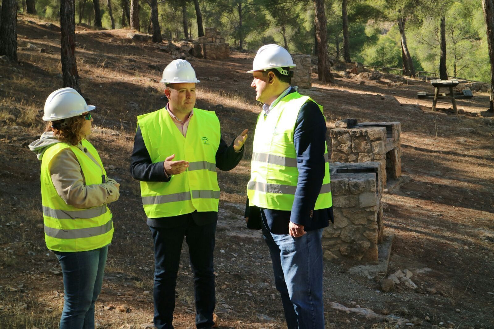 El delegado de Medio Ambiente conversa con el alcalde de Canjáyar durante la visita al área recreativa.