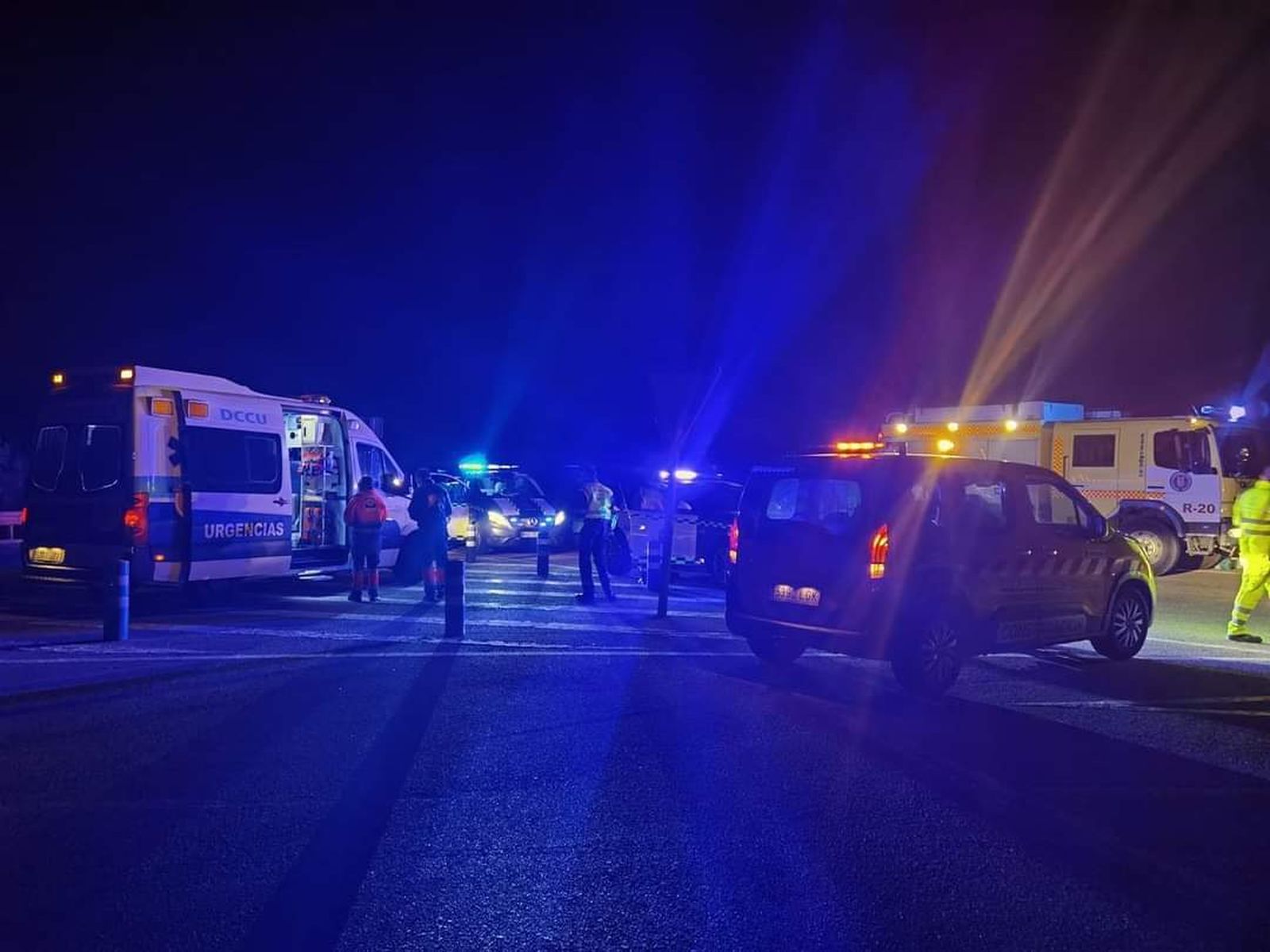 Efectivos sanitarios en el accidente de Medina en la madrugada del domingo.