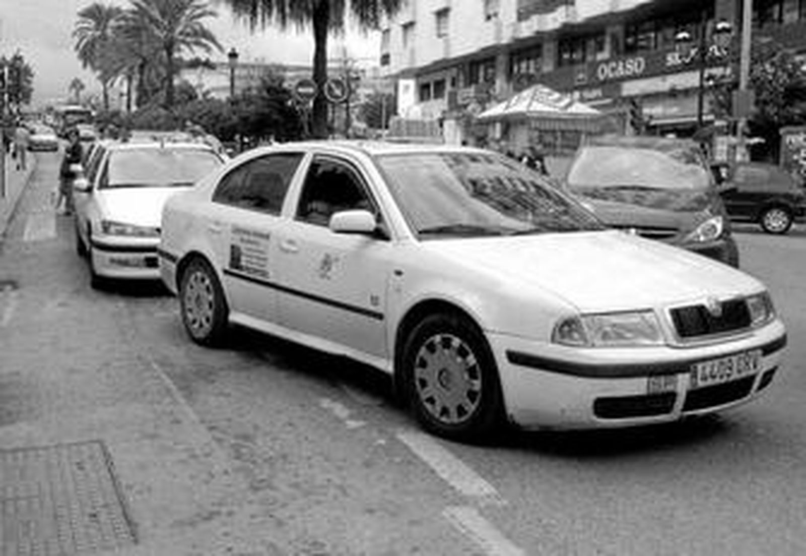 Imagen de taxis junto a la parada de la avenida Blas Infante.