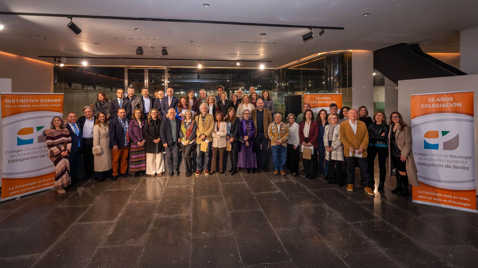 Foto de familia de los colegiados homenajeados.