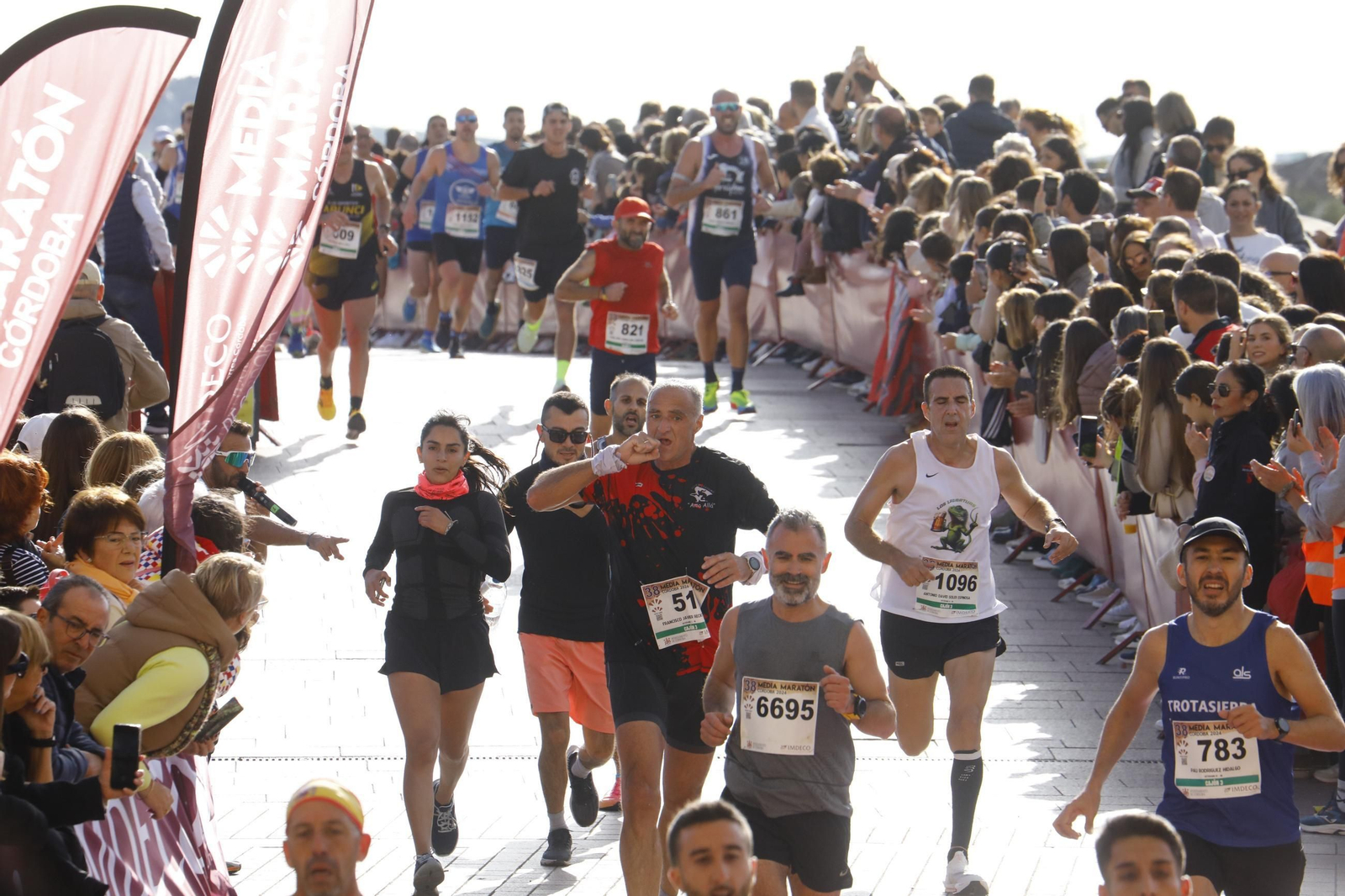 La gloria de cruzar la Puerta del Puente: las fotos de la línea de meta de la Media Maratón de Córdoba 2024