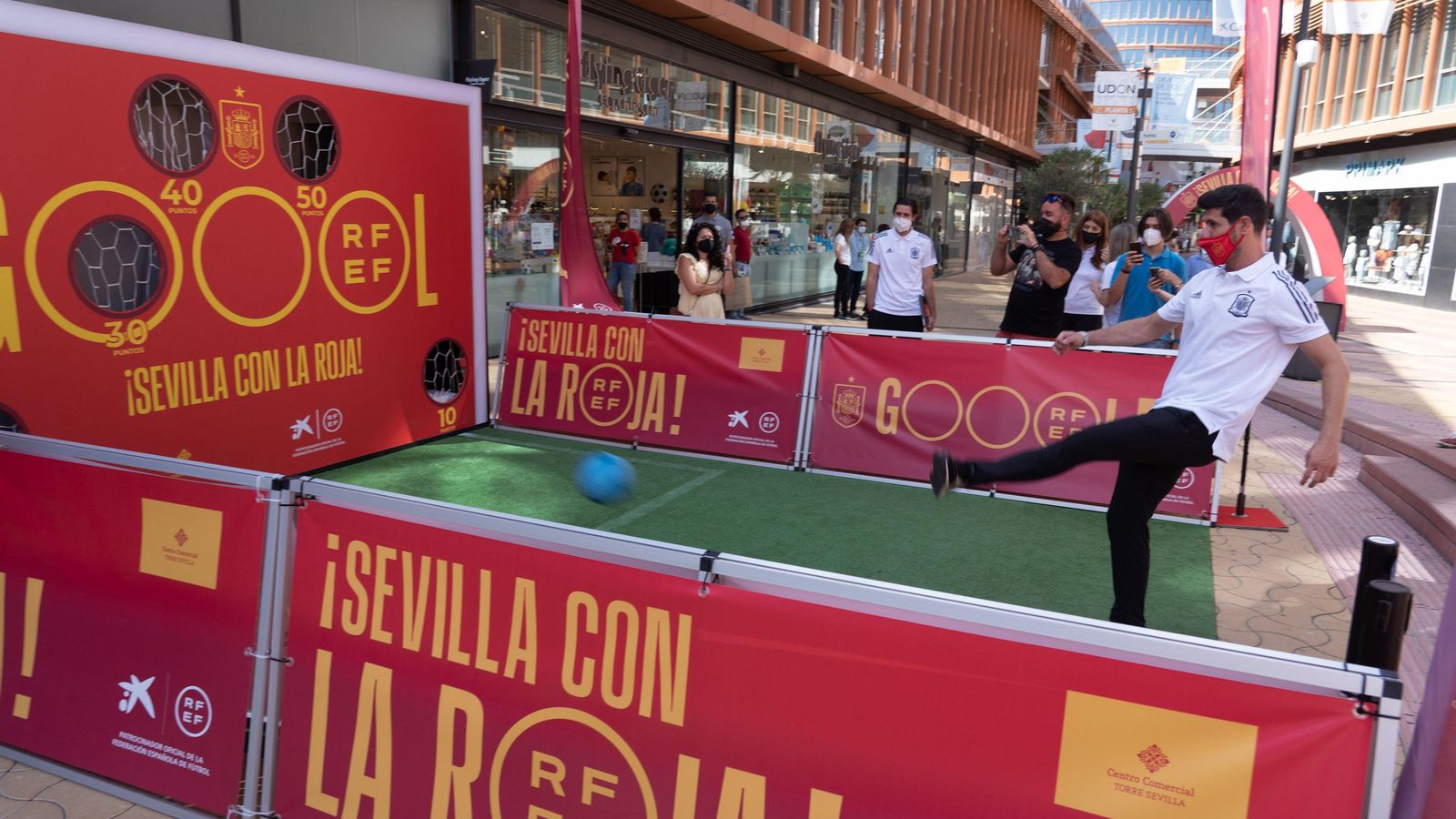 Un espacio chutagol para los aficionados en el centro comercial Torre Sevilla.