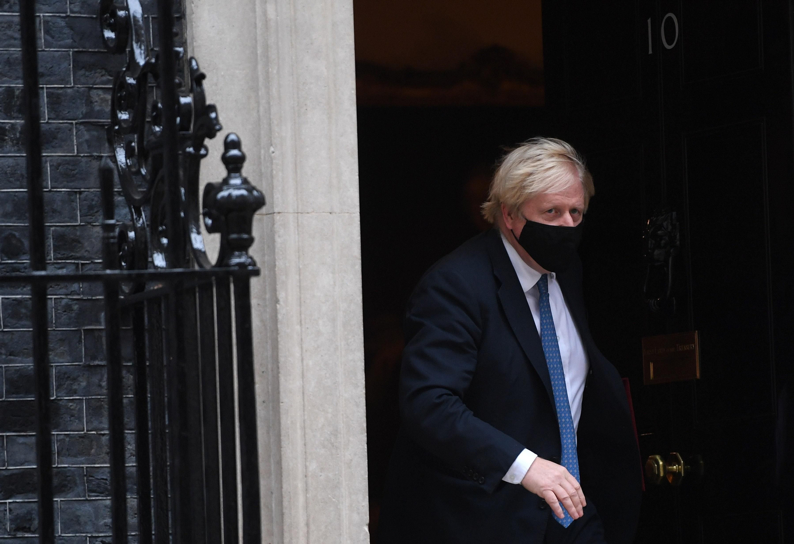 Boris Johnson llevando mascarilla