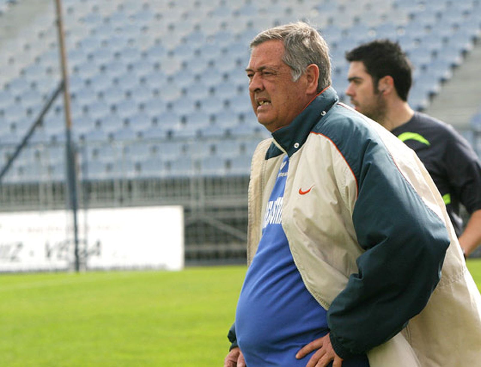 El técnico del Jerez Industrial sigue el juego con cara de preocupación.

Foto: Vanesa Lobo