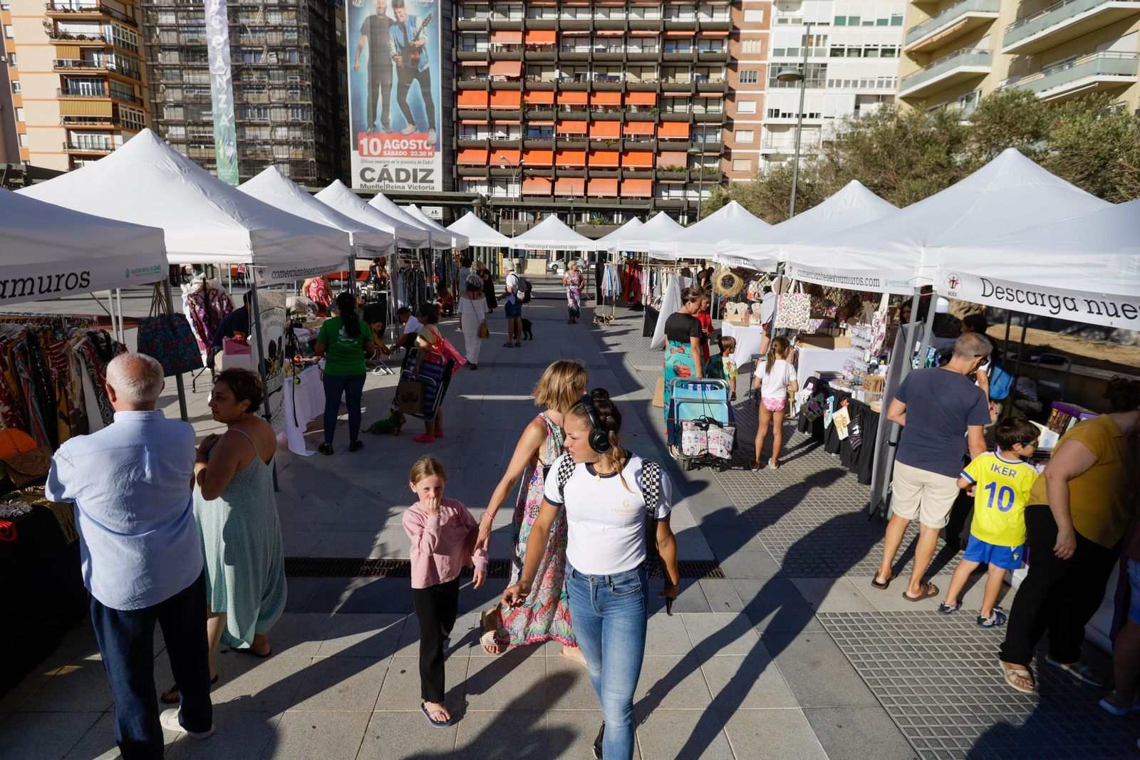 Las imágenes del mercadillo de la Noche Abierta del Comercio en Extramuros en Cádiz