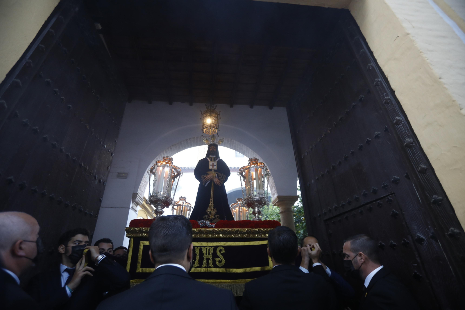 El traslado de Nuestro Padre Jesús Nazareno Rescatado, en imágenes