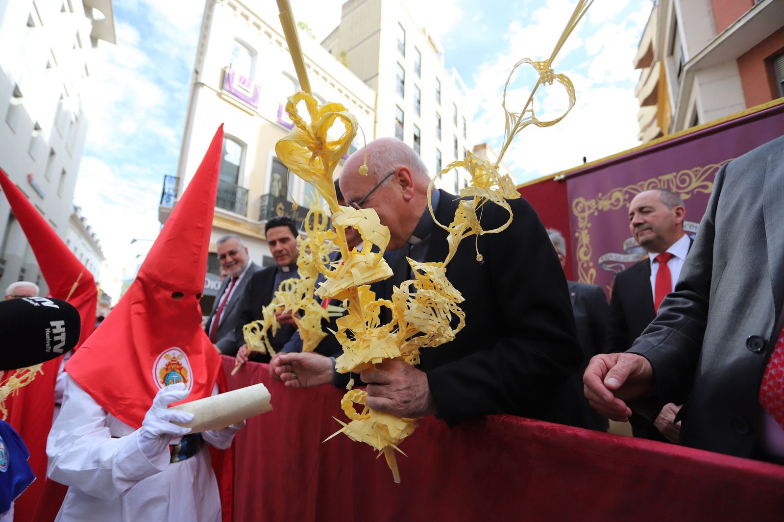 Imágenes del recorrido de la Borriquita  por las calles de Huelva