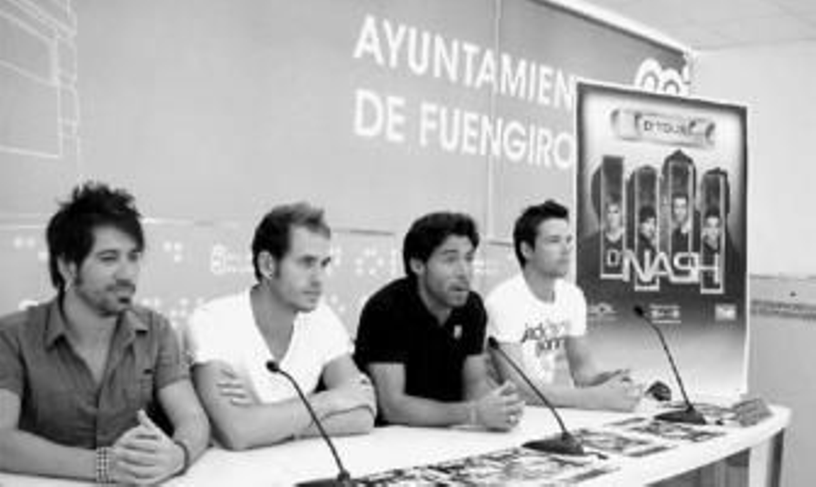 El concejal de Juventud de Fuengirola, José Francisco Domínguez, flanqueado por tres de los integrantes de D'Nash ayer durante la rueda de prensa.