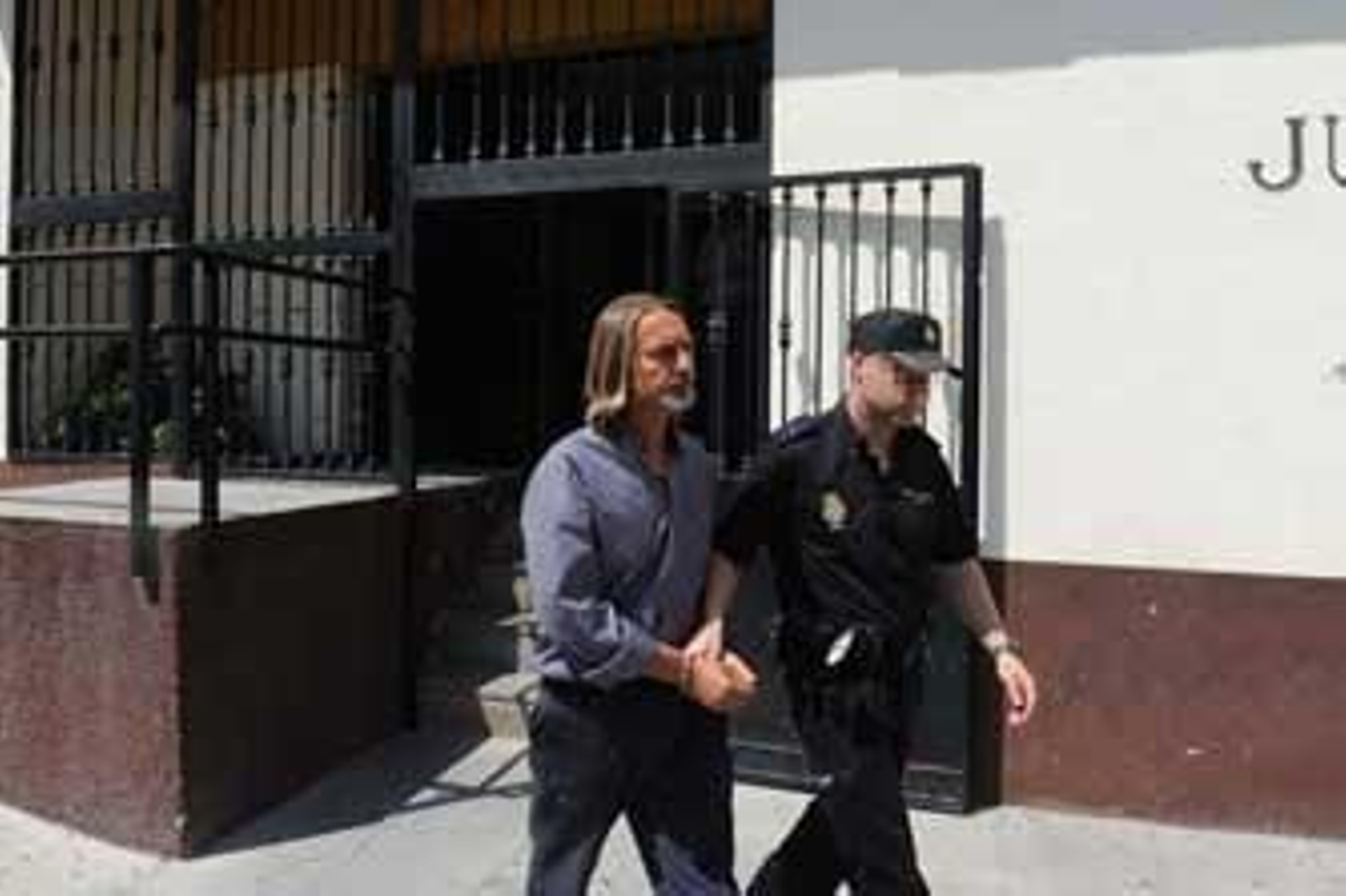 Clemente Ruiz, visiblemente desmejorado, a su salida ayer de los juzgados isleños. /Elías Pimentel