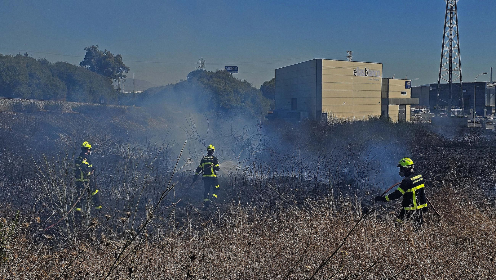 Fotos del incendio de pasto en el polígono de La Menacha en Algeciras