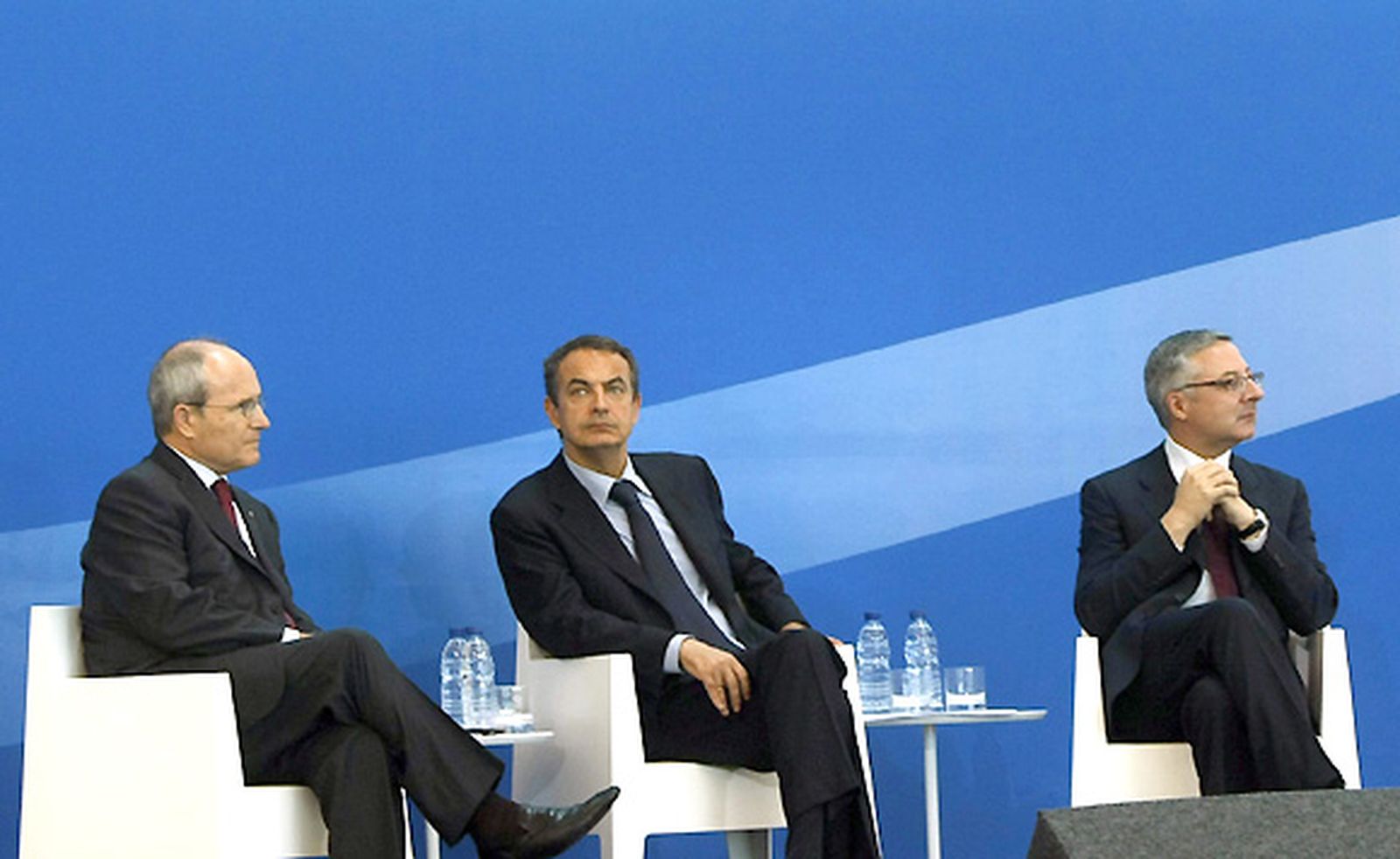 Zapatero estrena la T-1 de Barcelona con un balón del Barça