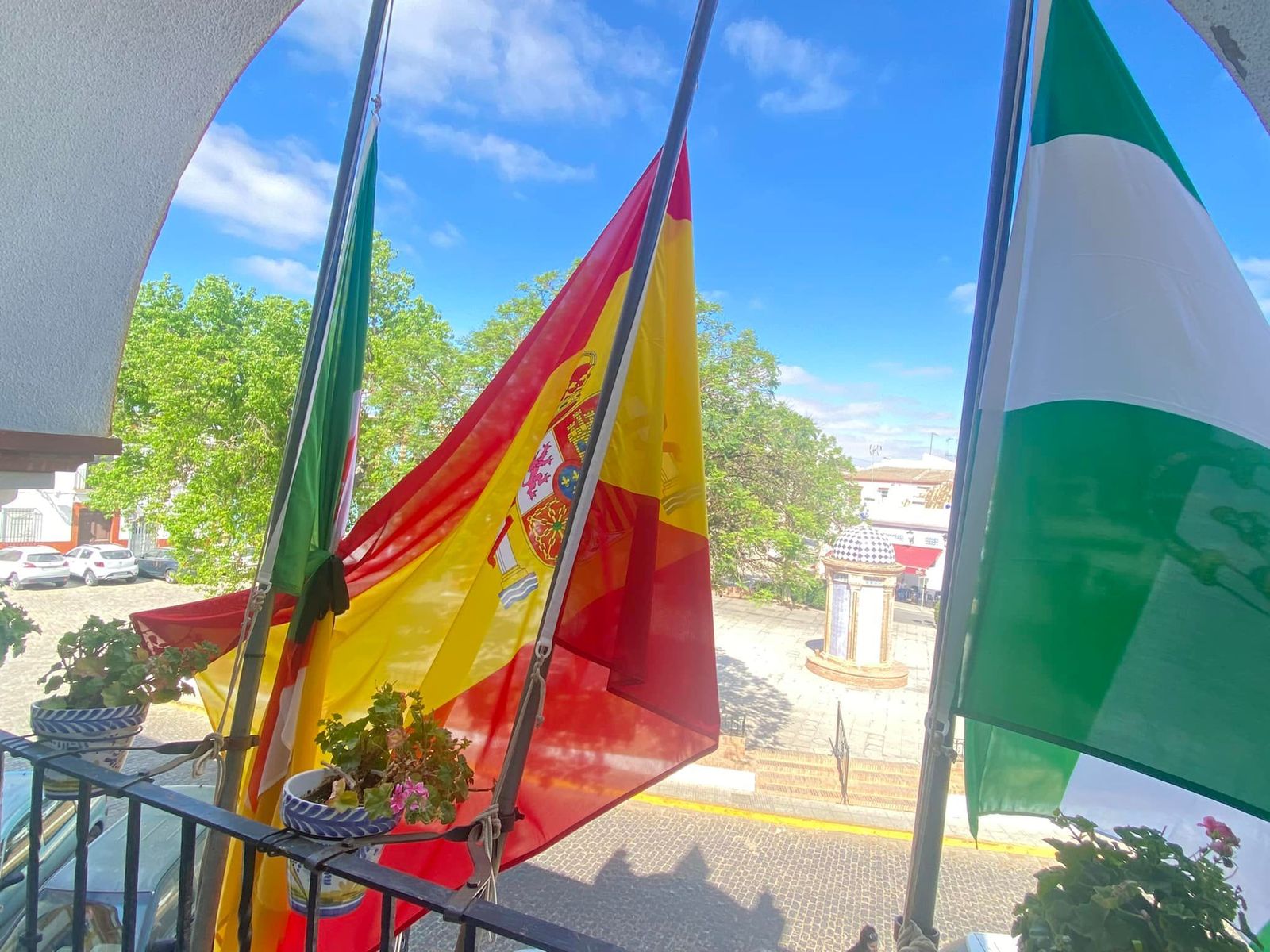 Banderas a media asta en el Ayuntamiento de Manzanilla.
