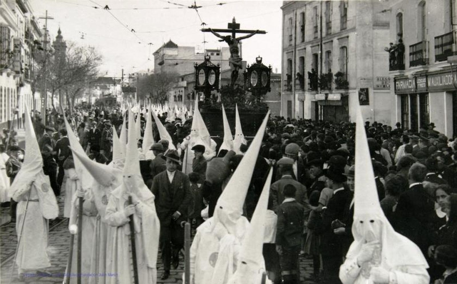 La cofradía de los Negritos avanza por la calle Recaredo
