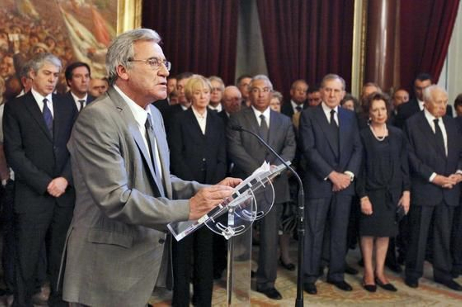 Intelectuales, políticos y cientos de portugueses se despiden del escritor.

Foto: EFE/ AFP/ Reuters