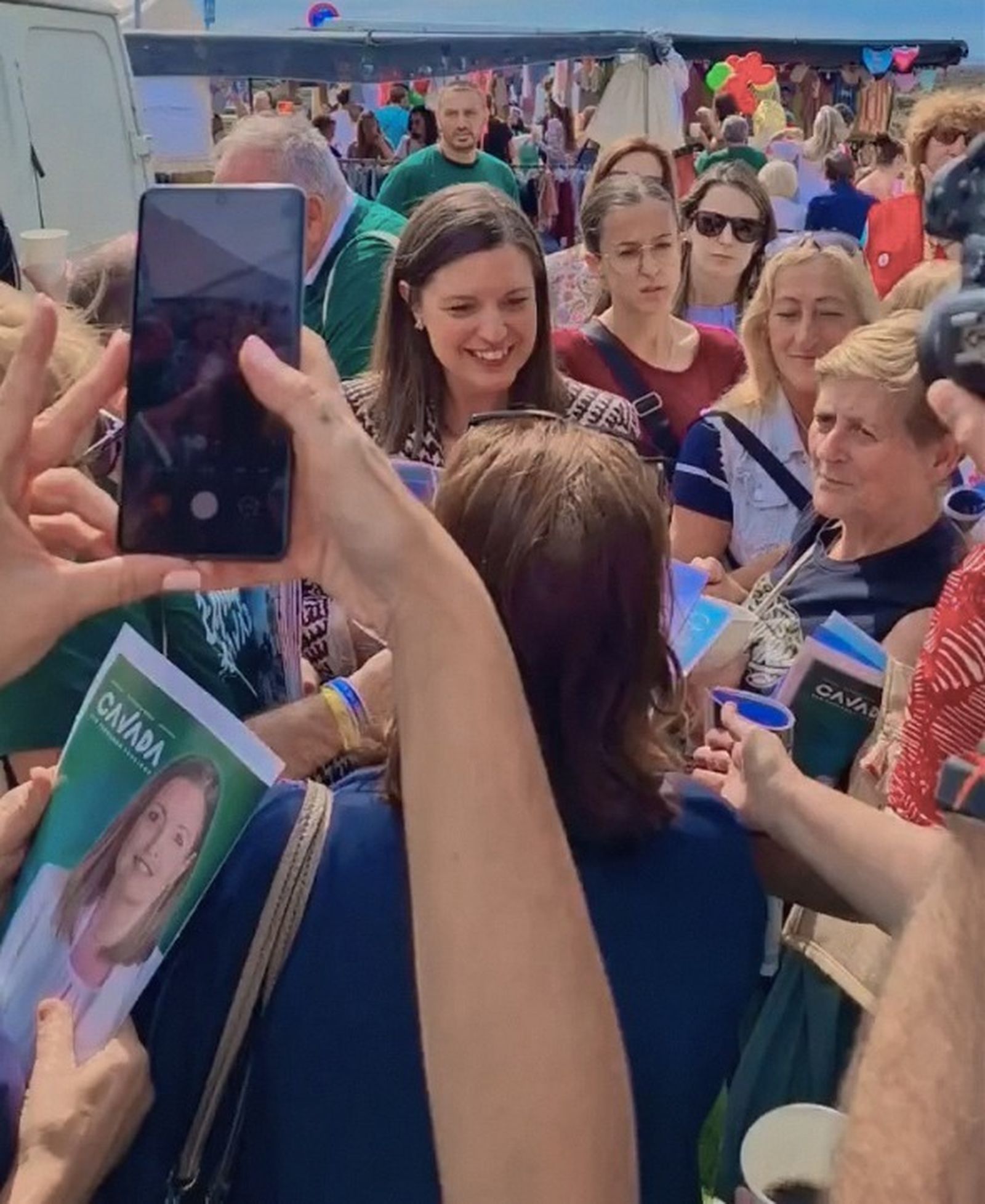 Patricia Cavada (PSOE) rodeada de mujeres en el mercadillo de los jueves.