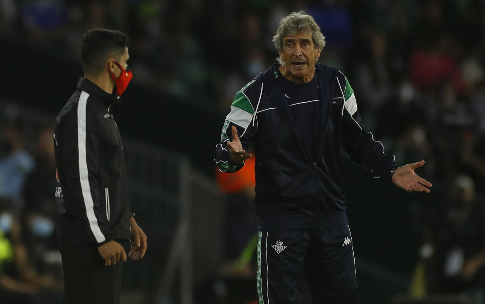 Pellegrini dialoga con el cuarto árbitro durante el partido.
