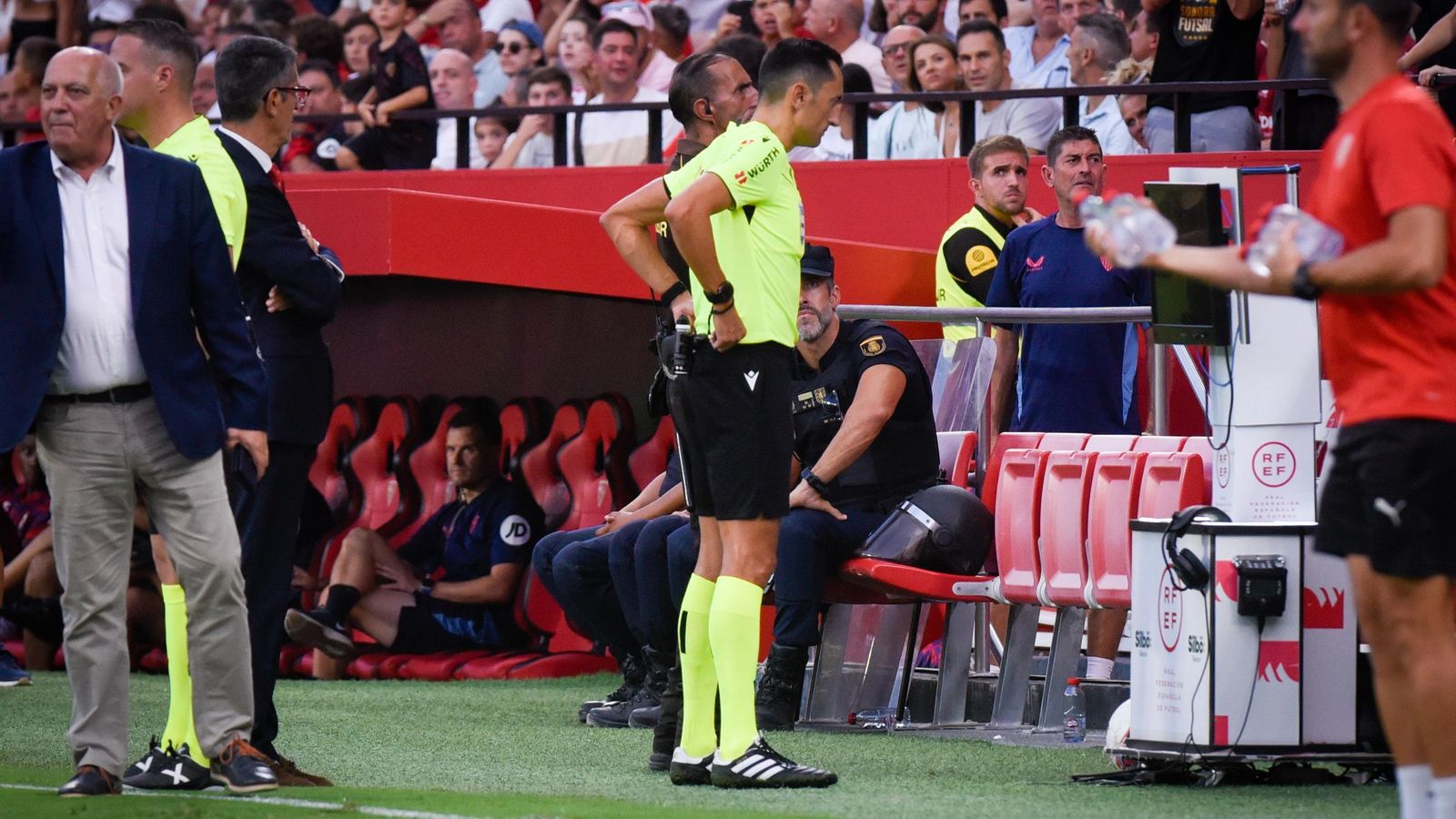 José María Sánchez Martínez revisa la acción en el monitor del VAR.