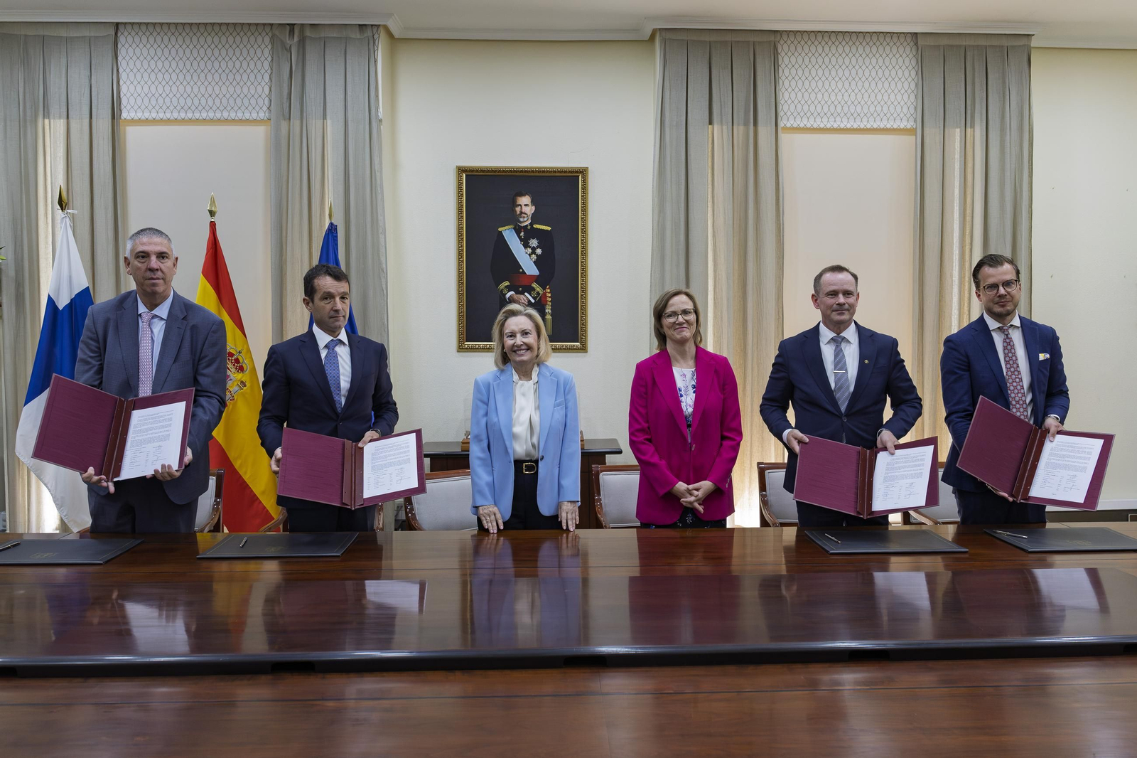 Firma del acuerdo entre Indra Group y Bittium en el Ministerio de Defensa.