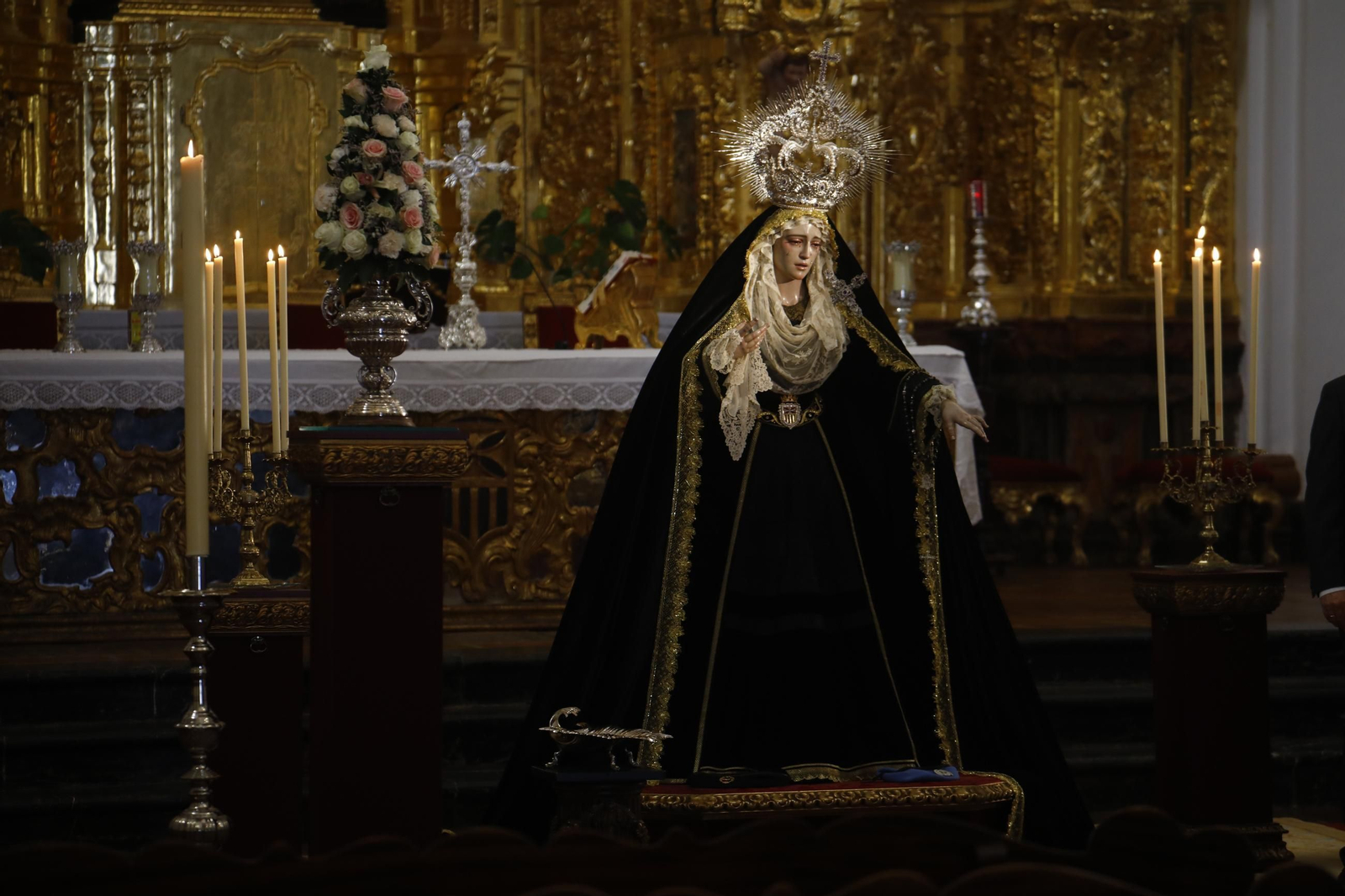 Las mejores fotos del besamanos de la Virgen de la Quinta Angustia de Córdoba