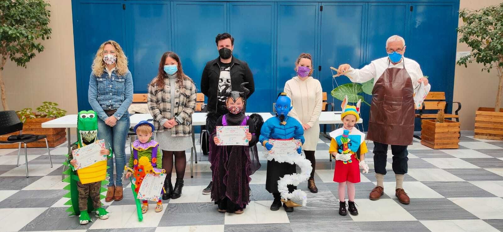 Algunos de los premiados con sus disfraces y diplomas