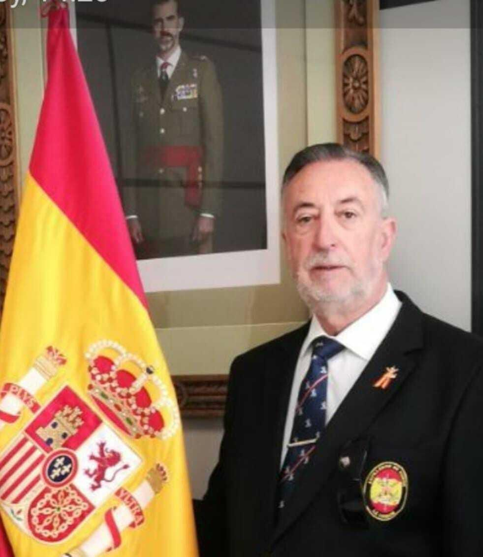 Antonio López Tarifa posa orgulloso ante la Bandera de España.