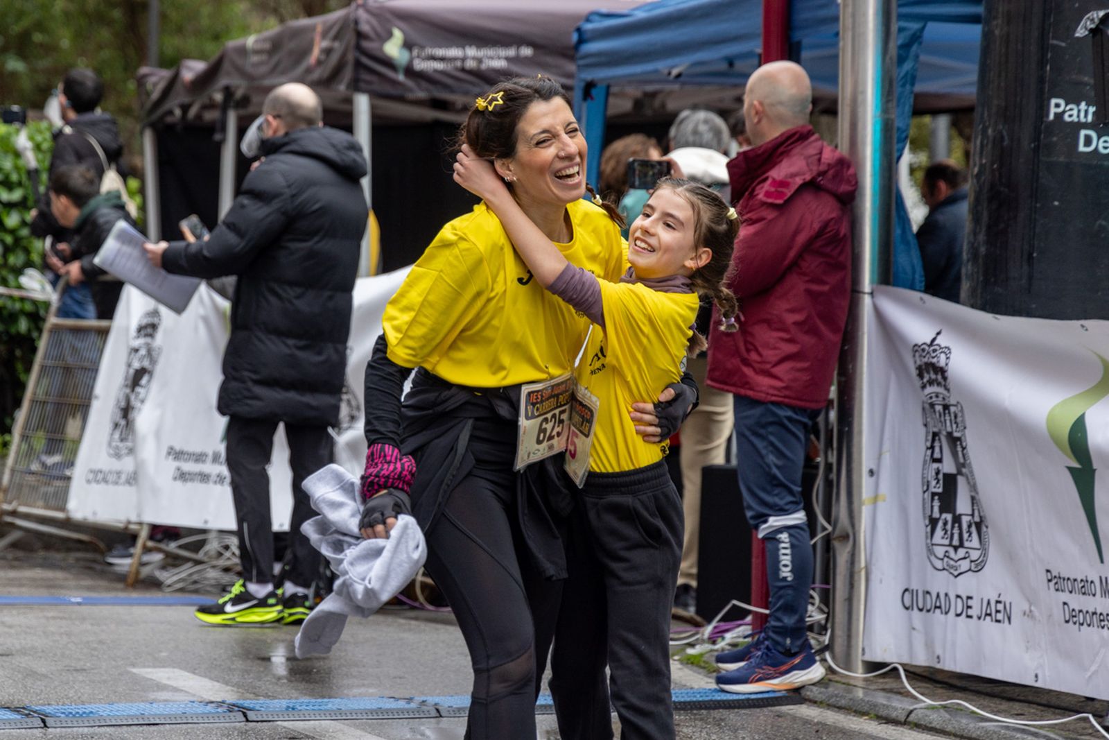En imágenes: la lluvia no frena a más de un millar de corredores en la V Carrera Popular del IES San Juan Bosco (2)