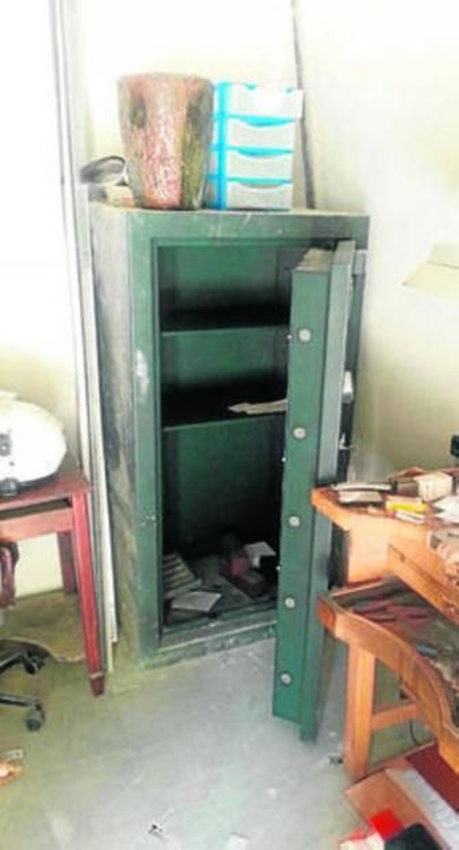 La caja fuerte desvalijada en el taller del centro.