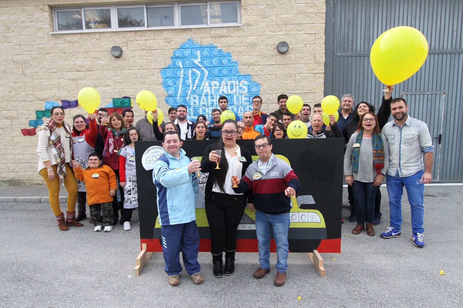 Celebración de parte del equipo de 'Bla Bla Bla' y usuarios de Apadis, con los tres actores a la cabeza.