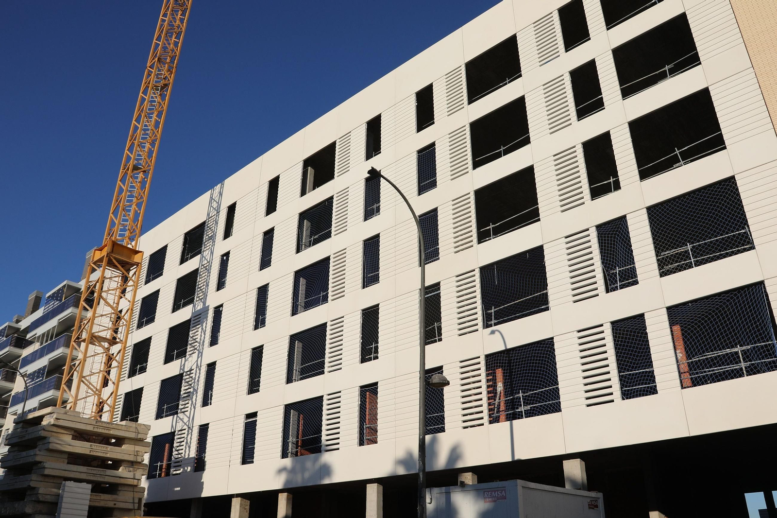 Un edificio de viviendas en construcción.