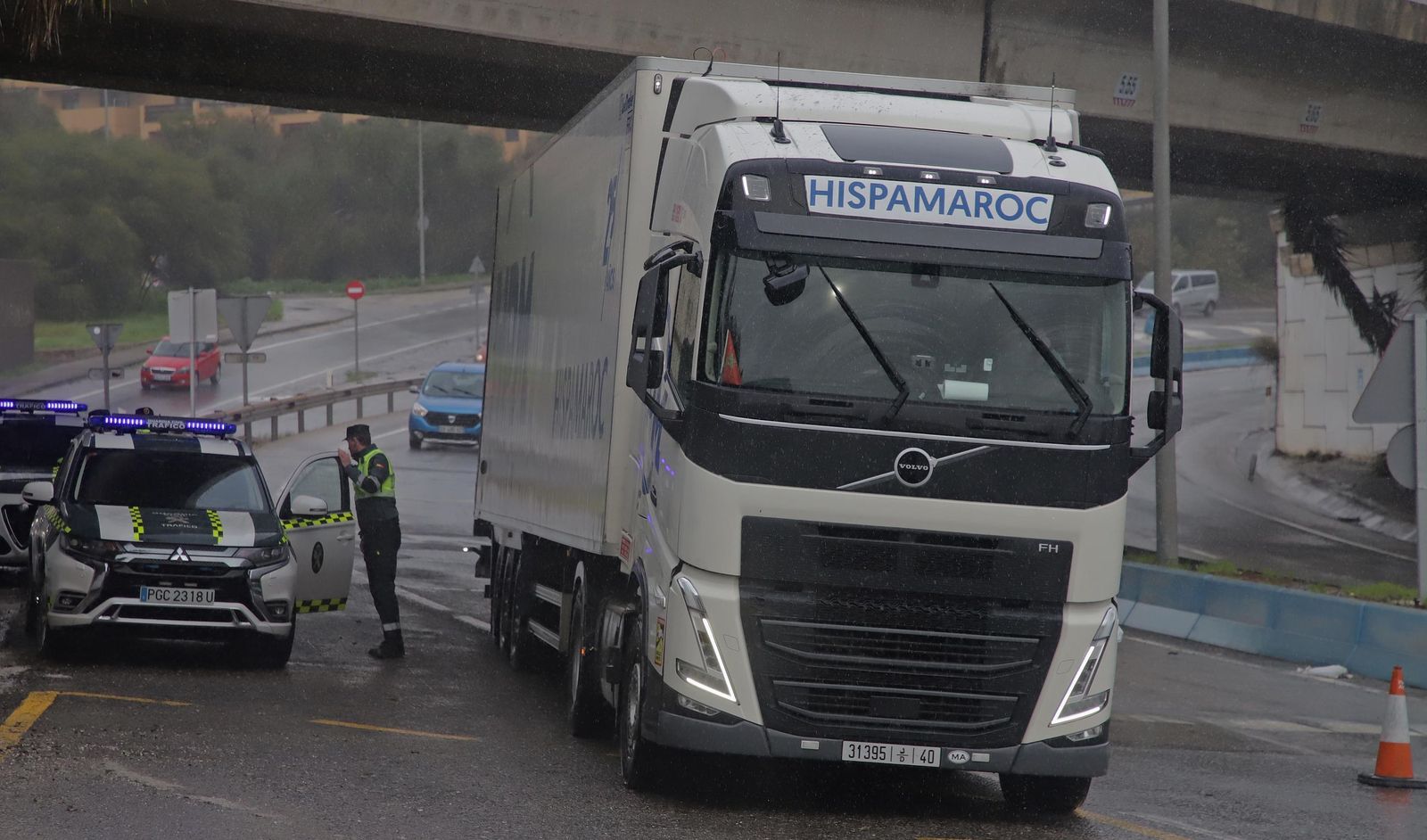 Fotos de la borrasca Joseph: Rachas de 100 km/h cierran el Estrecho y colapsan el Puerto de Algeciras