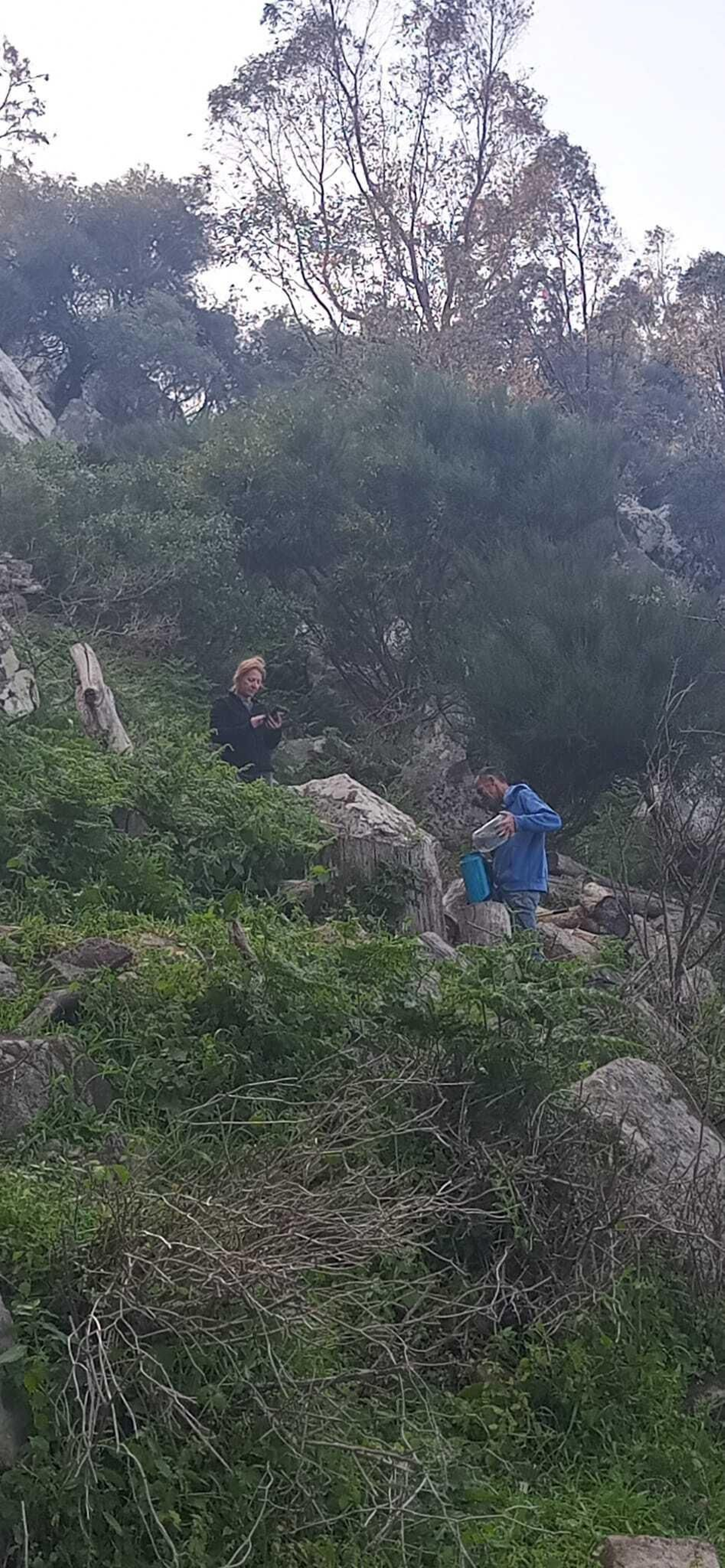 Vecinos colaboran en la extinción del incendio.