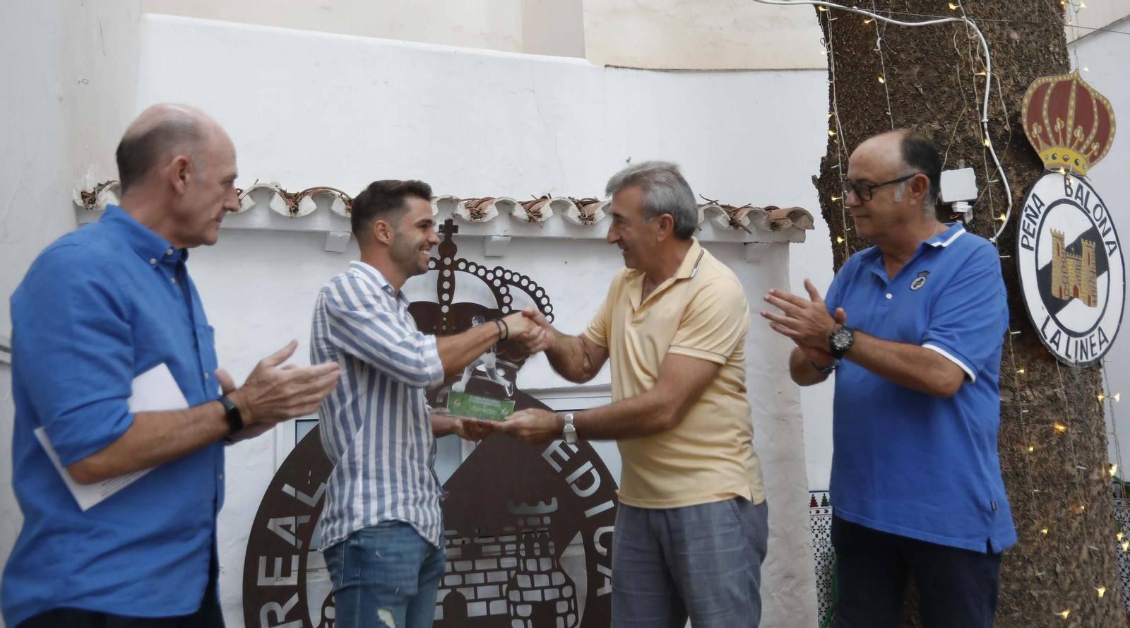 Las fotos de la entrega del trofeo a Marc Carbia como máximo goleador en la Peña Balona