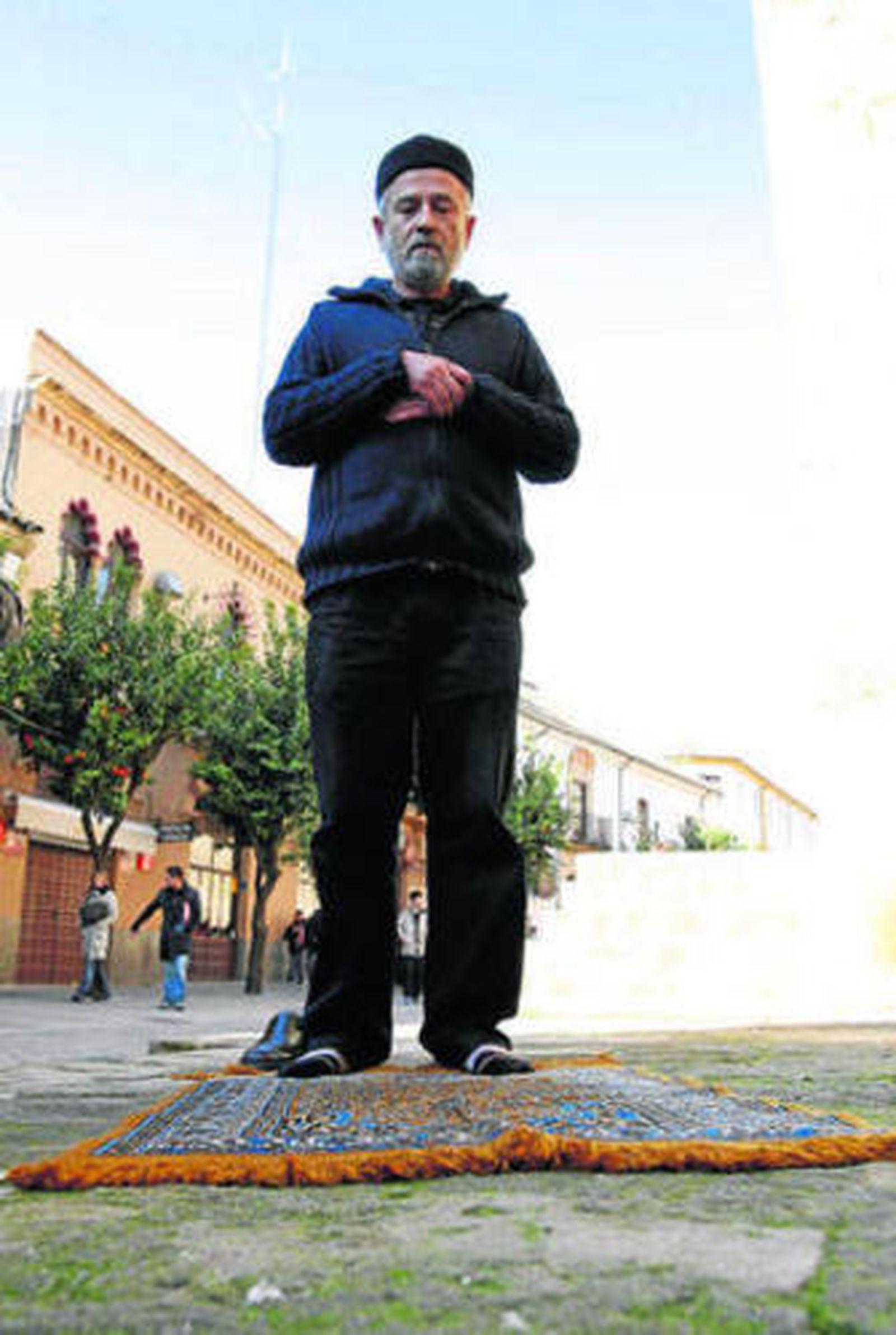 Mansur Escudero reza en las puertas de la Mezquita-Catedral.