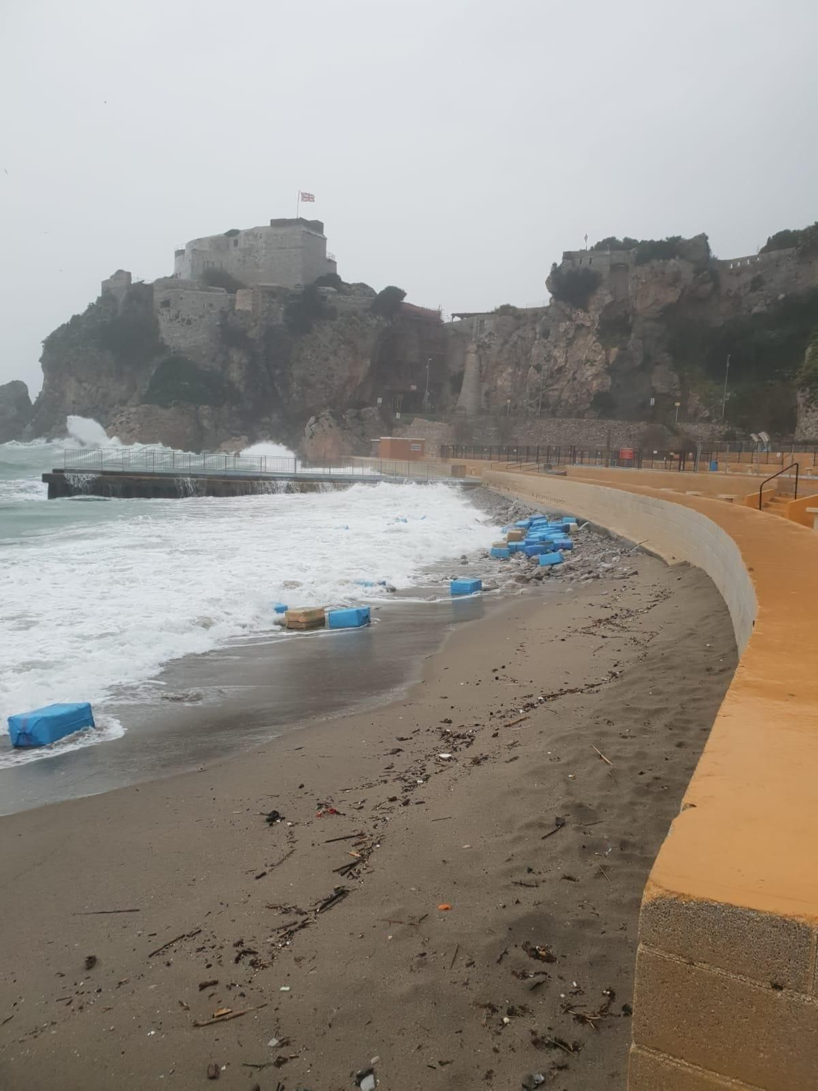 Fardos de hachís llegados a la costa tras el vuelco de una narcolancha por el temporal