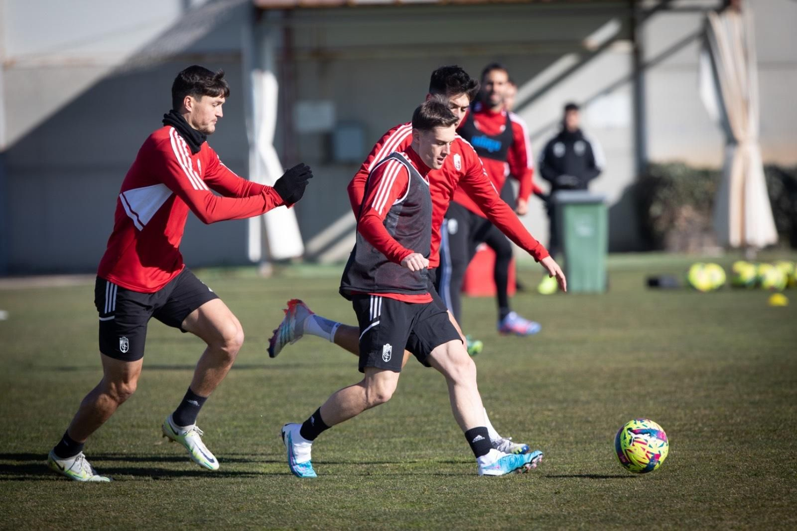 Pol Lozano, junto a Meseguer y Rubio, persigue el balón en el entreno del Granada CF