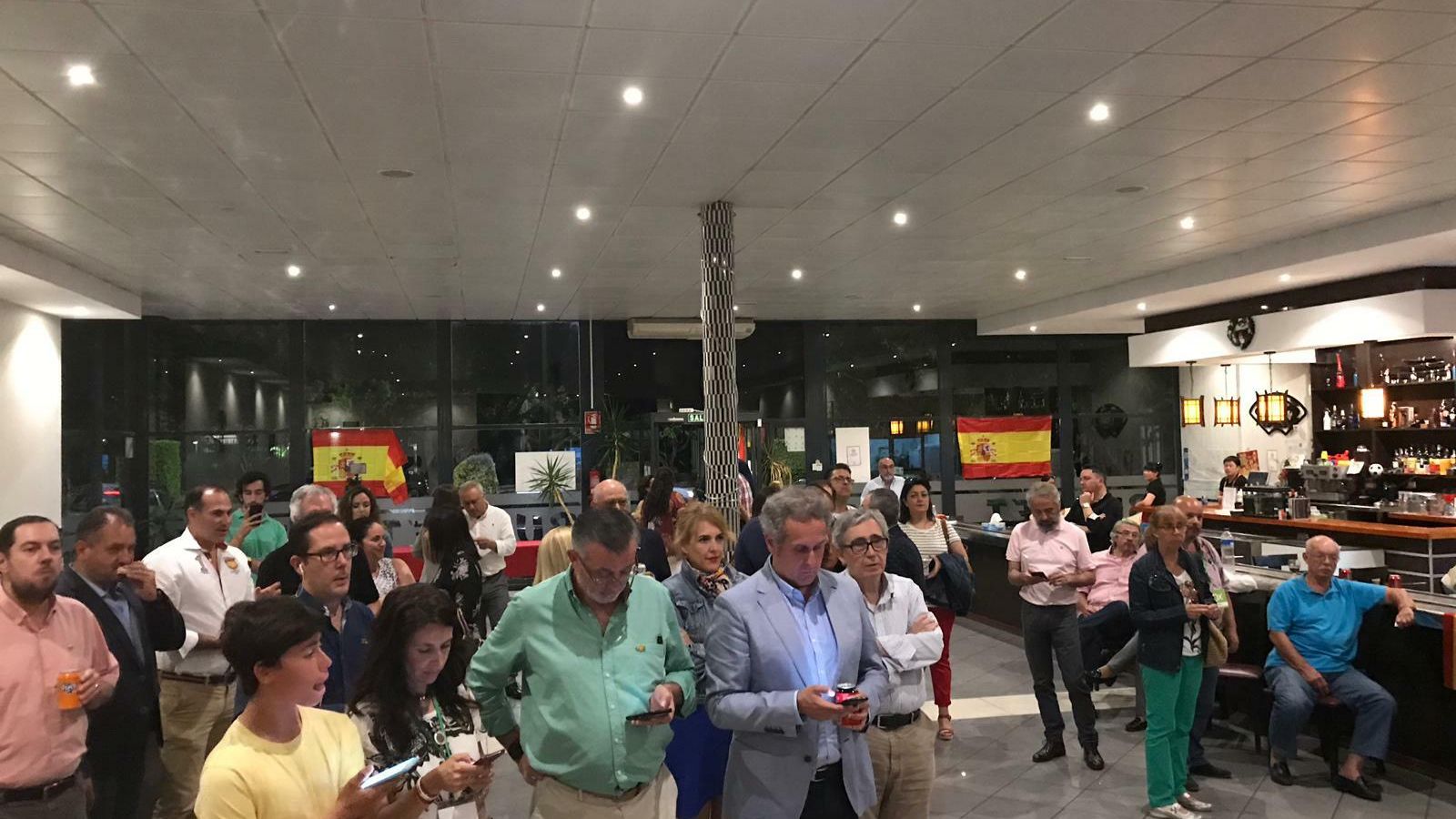 Representantes de Vox siguen el escrutinio.