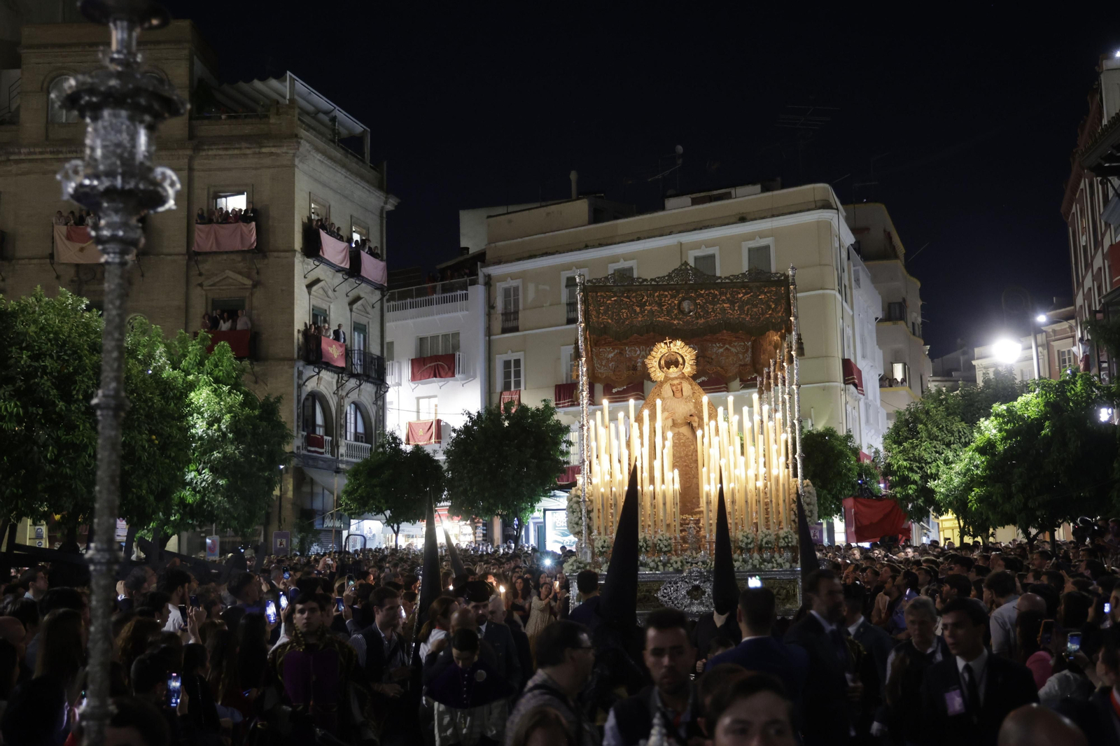 La salida de la Hermandad de el Amor en imágenes