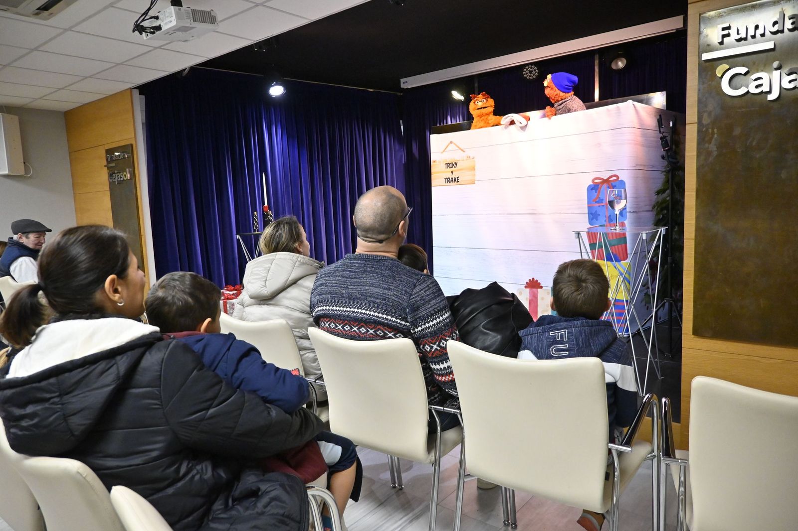 Las fotografías el taller que ofrece la Fundación Cajasol más espectáculo variado con Triky Trake