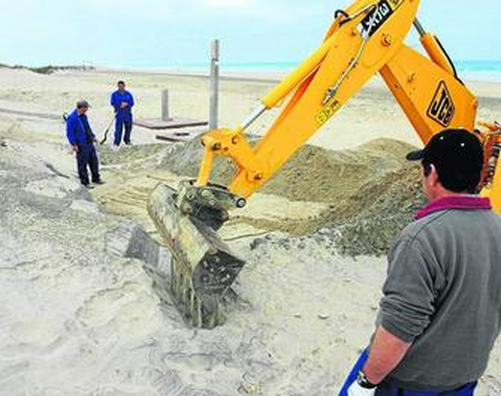 Operarios trabajando en la playa de Camposoto, días atrás.