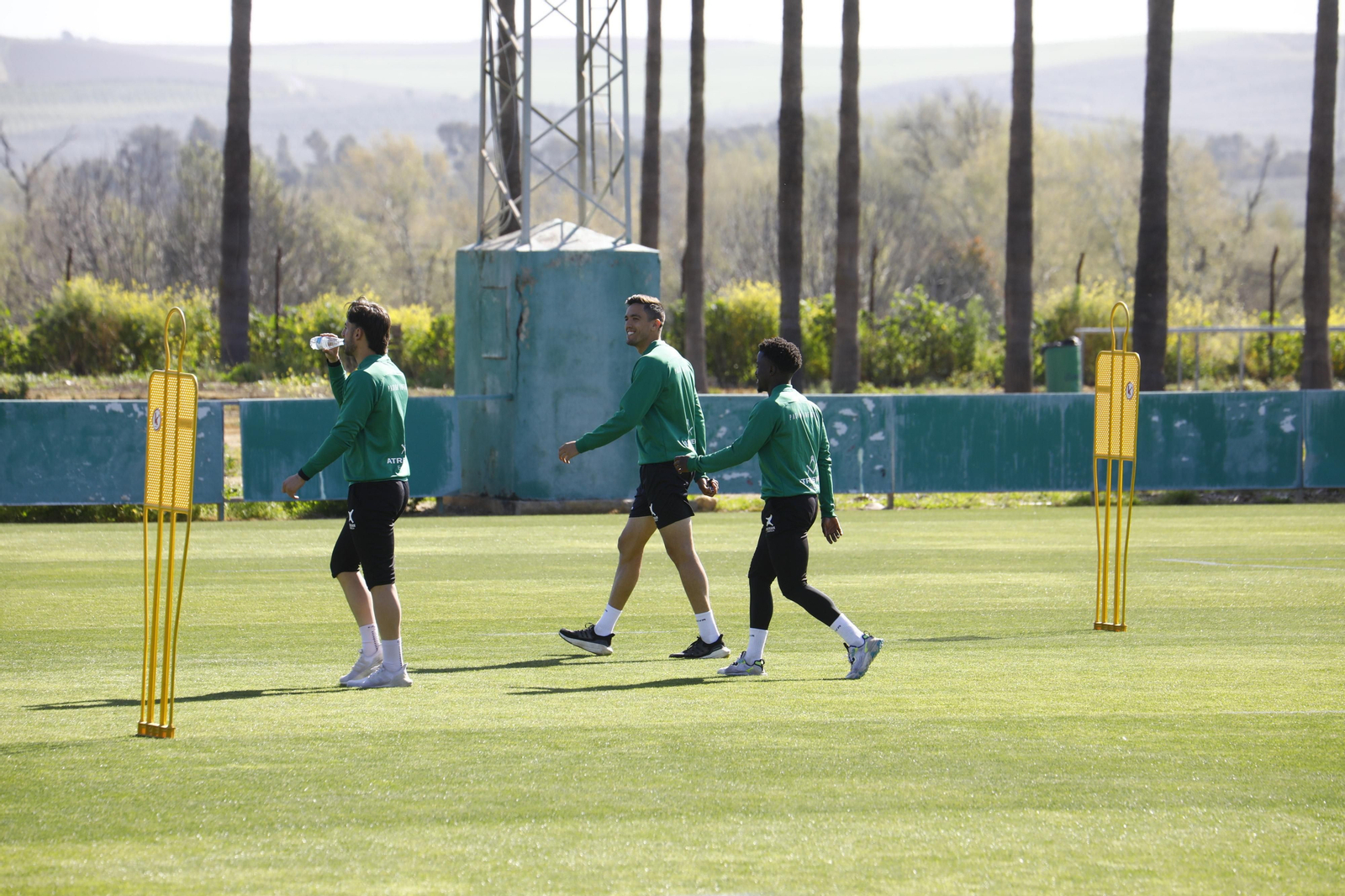 Adri Castellano, Martínez y Adilson se ejercitan al margen del grupo.