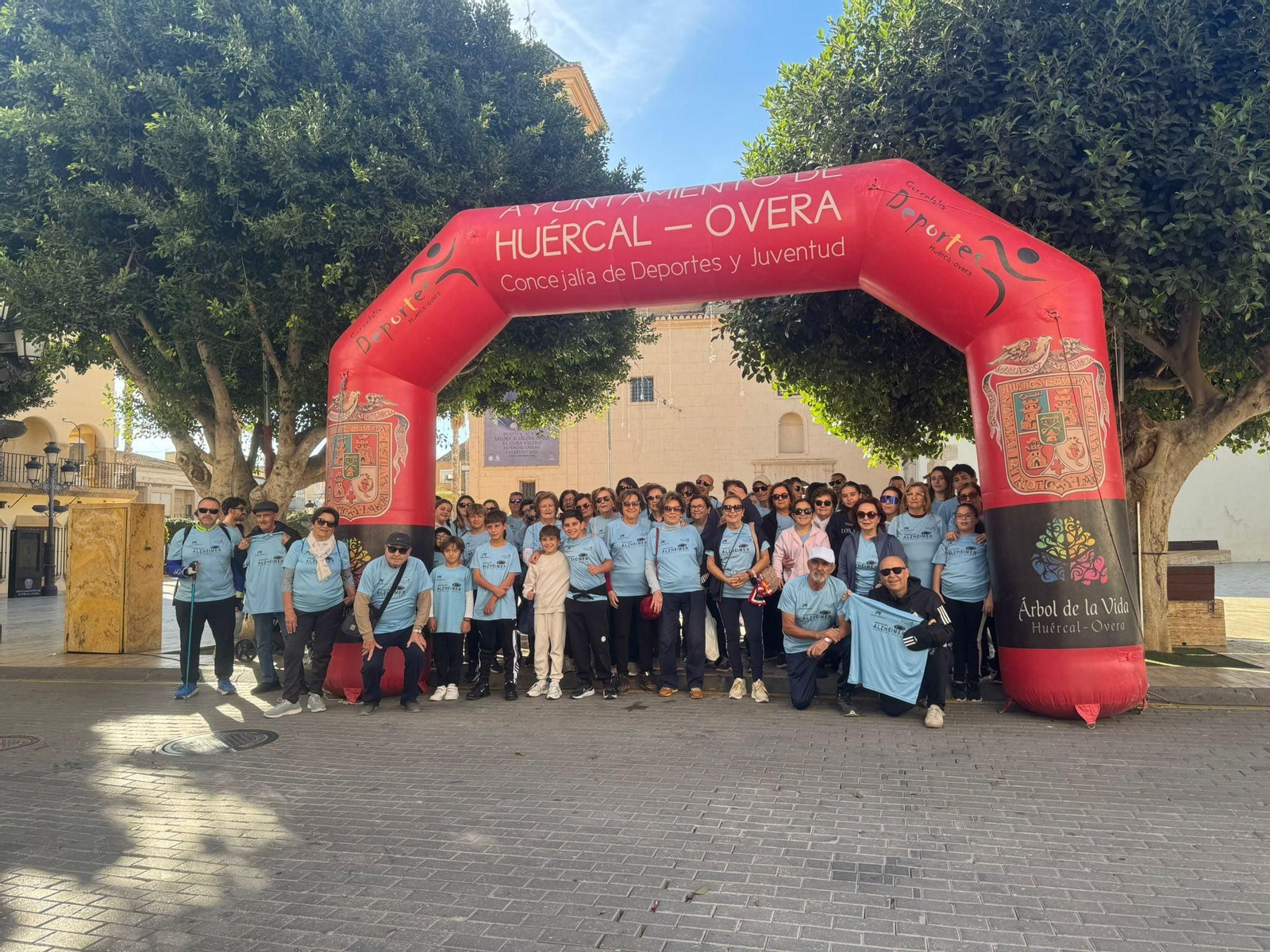 El alcalde se sumó a las decenas de familias que acudieron a la convocatoria.