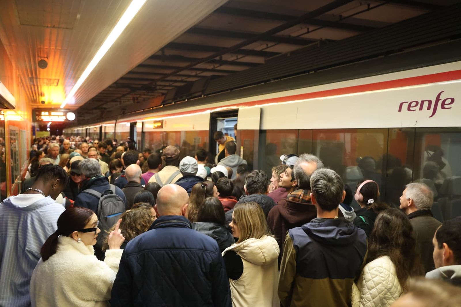 Usuarios del Cercanías, agolpados ante uno de los trenes.