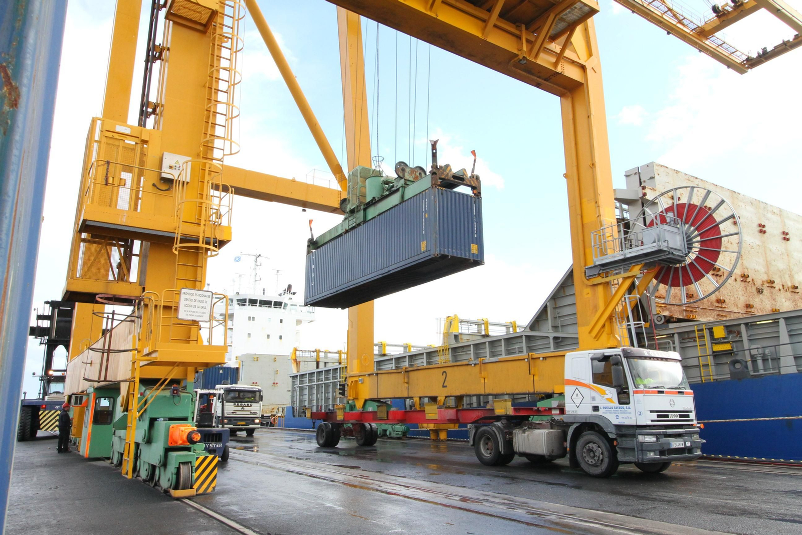 Carga y descarga de mercancías en Huelva.