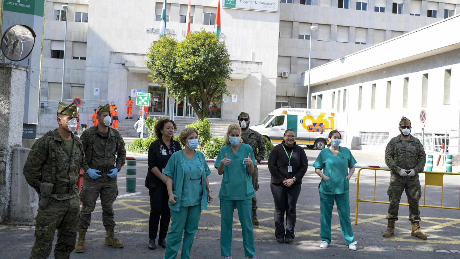 Personal del antiguo Clínico junto a miembros de la Legión, que en varias ocasiones ha desinfectado el centro