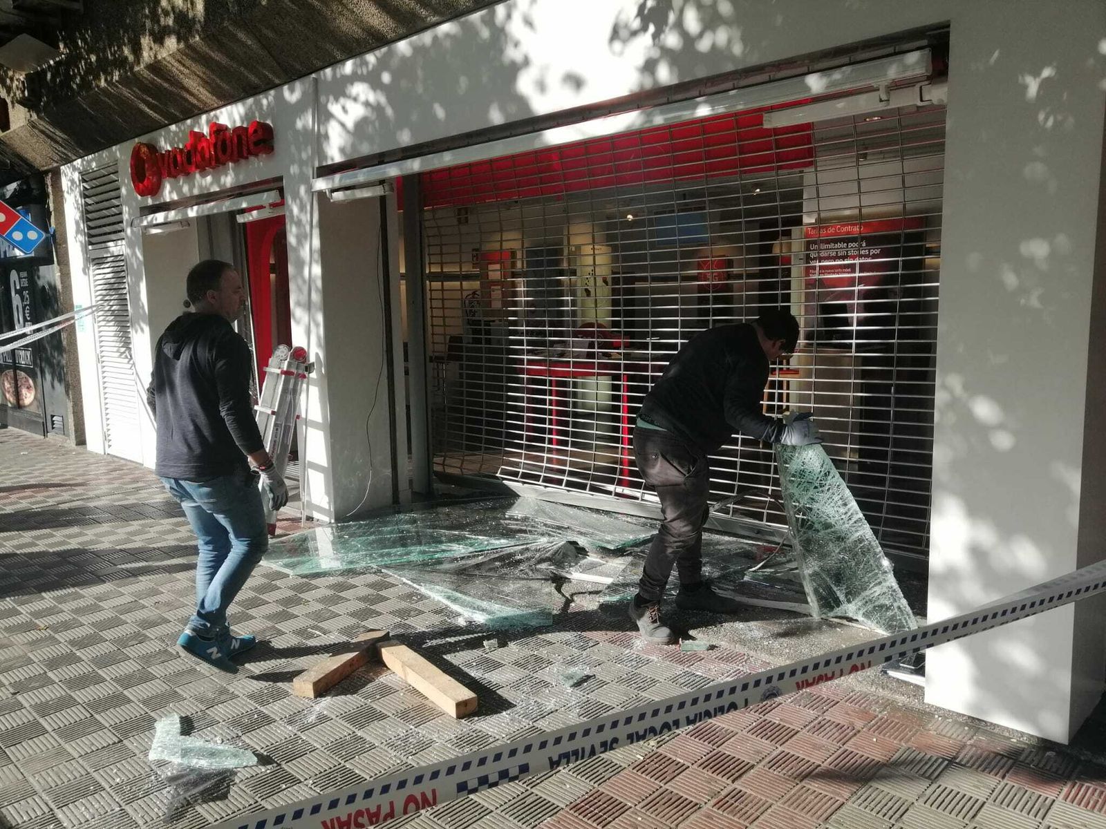 La tienda, con el escaparate destrozado.