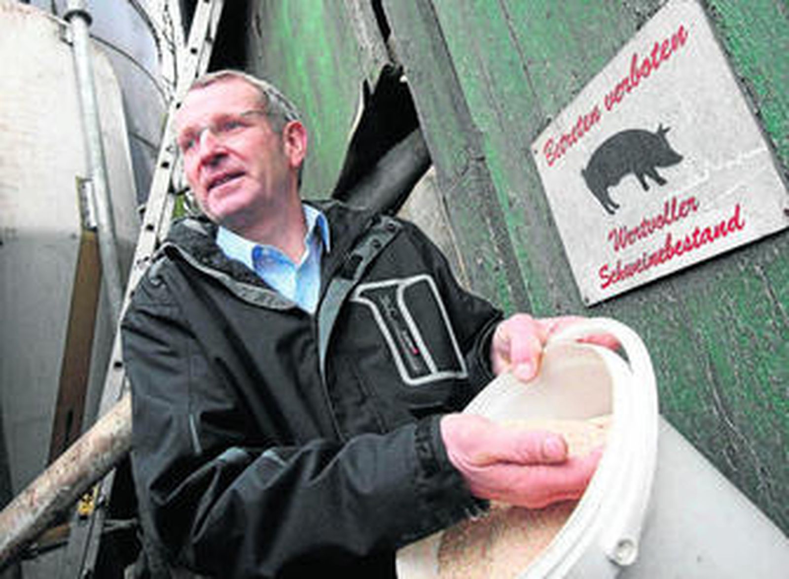 Un granjero del noroeste de Alemania muestra pienso que probablemente esté contaminado.