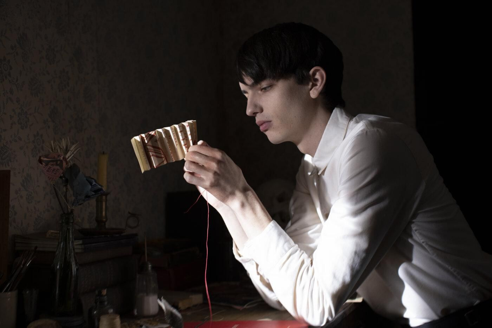 Kodi Smit-McPhee, en ‘El poder del perro’, la favorita para hacerse con el Globo a la mejor película dramática.