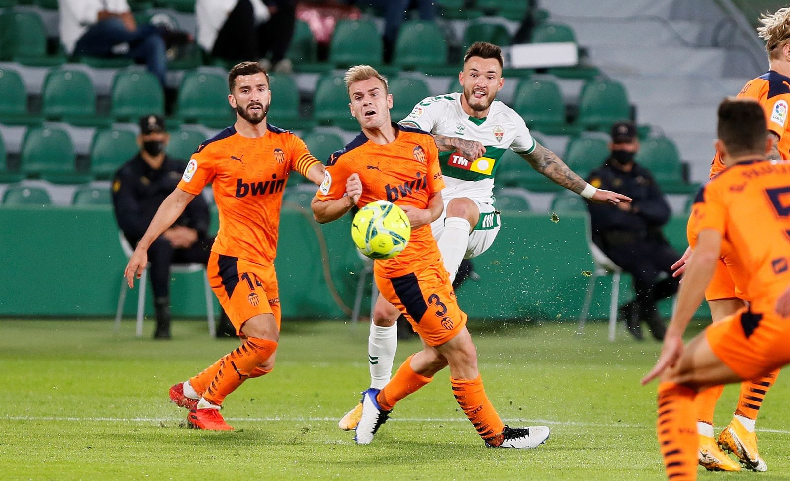 Josan remata para lograr el primer gol del Elche ante el Valencia.